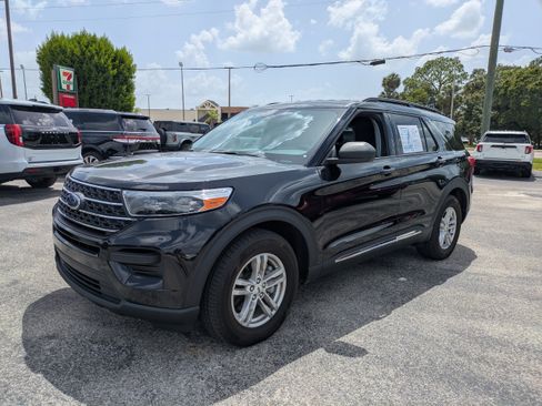Used 2024 Ford Explorer XLT RWD image 8