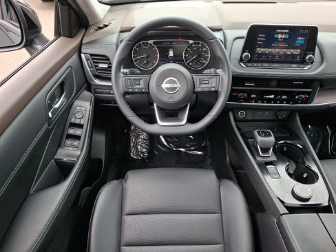 Used 2023 Nissan Rogue SV w/ SV Premium B Package image 11