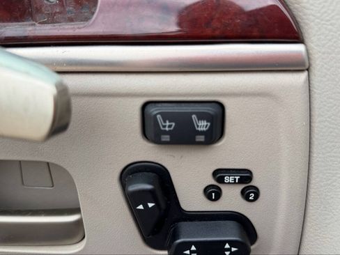 Used 2003 Lincoln Town Car Signature RWD image 36