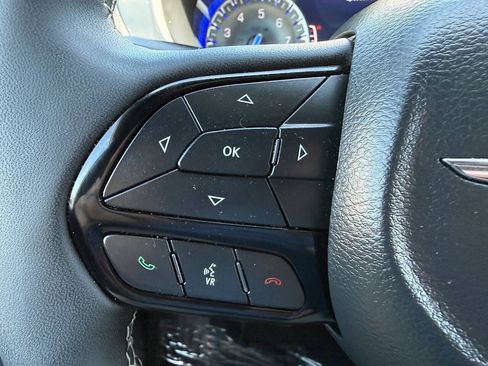 Used 2024 Chrysler Pacifica Touring FWD image 35