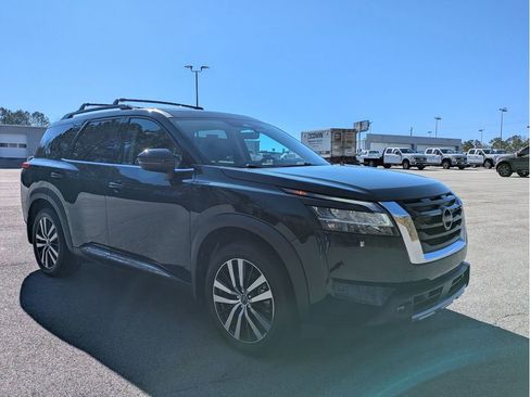 Used 2023 Nissan Pathfinder Platinum image 3