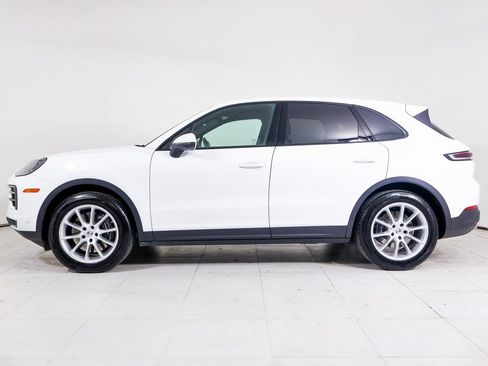 Used 2025 Porsche Cayenne image 2