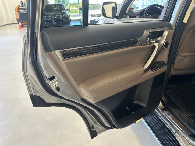 Used 2021 Lexus GX 460 Luxury w/ Accessory Package AWD/4WD image 26