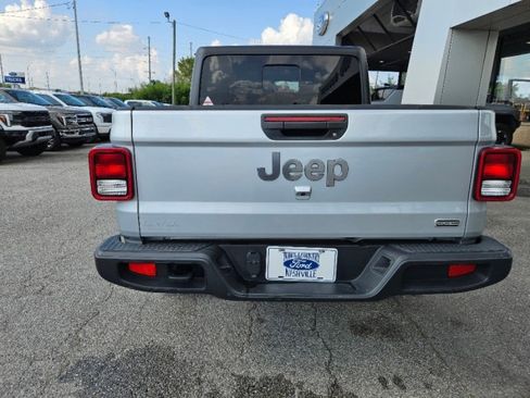 Used 2023 Jeep Gladiator Overland image 4