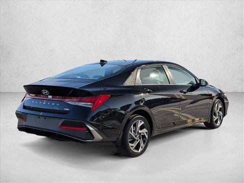 Certified 2025 Hyundai Elantra SEL FWD image 2