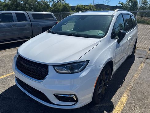 Used 2025 Chrysler Pacifica Limited FWD image 14