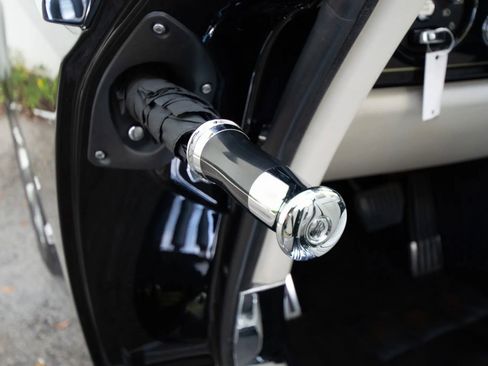 Used 2016 Rolls-Royce Phantom Drophead Coupe image 32