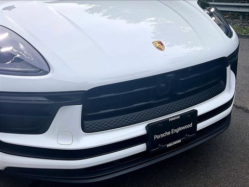 Certified 2024 Porsche Macan AWD/4WD image 32