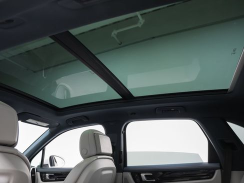 Certified 2023 Porsche Cayenne AWD/4WD image 42