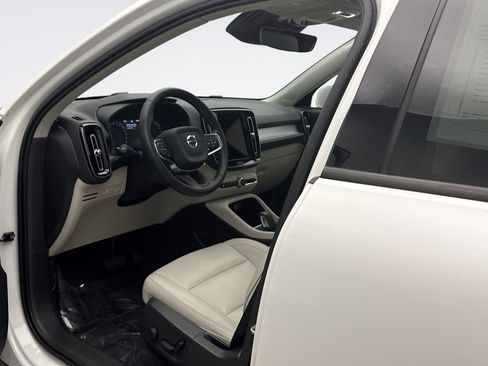 Used 2021 Volvo XC40 T5 Momentum w/ Premium Package image 10