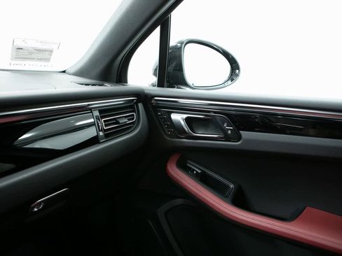 Certified 2025 Porsche Macan image 24