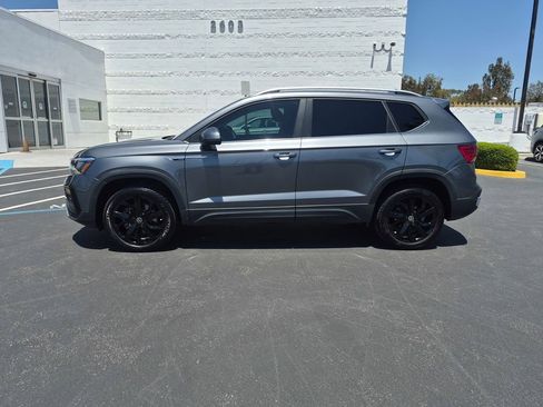 Certified 2024 Volkswagen Taos SE w/ Panoramic Sunroof Package FWD image 4