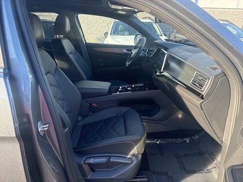 Used 2024 Volkswagen Atlas Cross Sport SE image 9