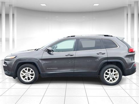 Used 2017 Jeep Cherokee Latitude w/ Comfort/Convenience Group FWD image 2