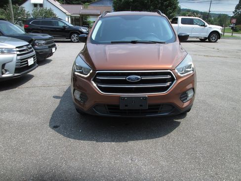 Used 2017 Ford Escape SE w/ Equipment Group 201A AWD/4WD image 2