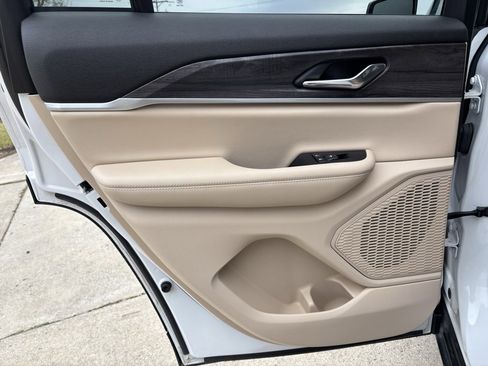 Used 2024 Jeep Grand Cherokee Limited image 24