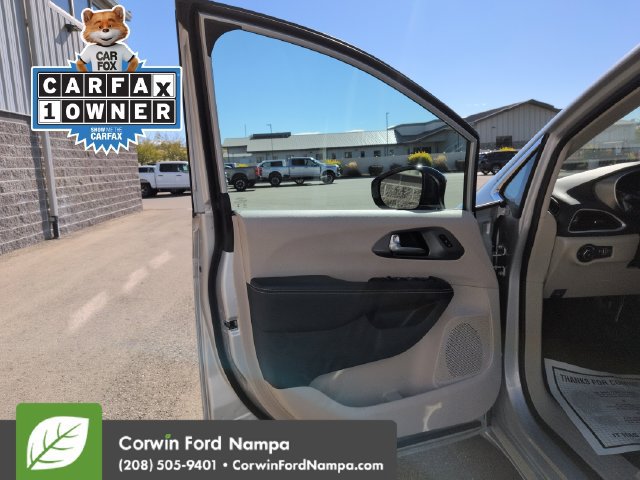 Used 2024 Chrysler Pacifica Touring-L FWD image 10