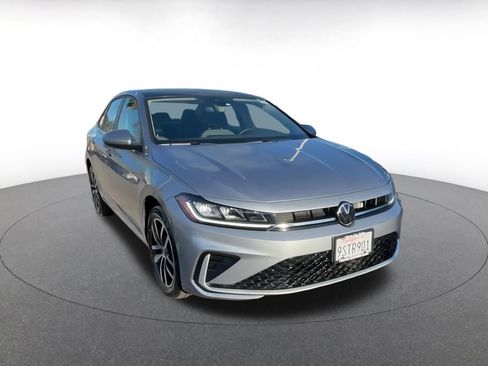 Used 2025 Volkswagen Jetta SE image 3