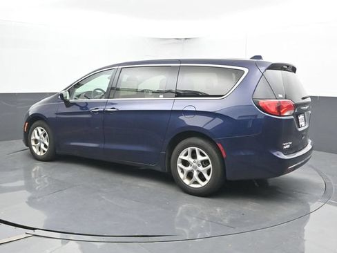 Used 2017 Chrysler Pacifica Touring Plus w/ Tire & Wheel Group FWD image 9