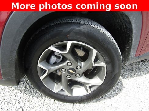 Used 2025 Chevrolet Trax LT w/ LT Convenience Package image 9