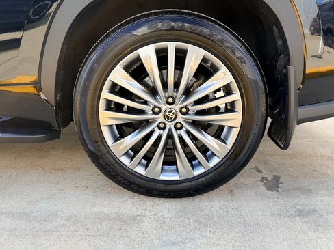 Used 2024 Toyota Highlander Platinum image 8