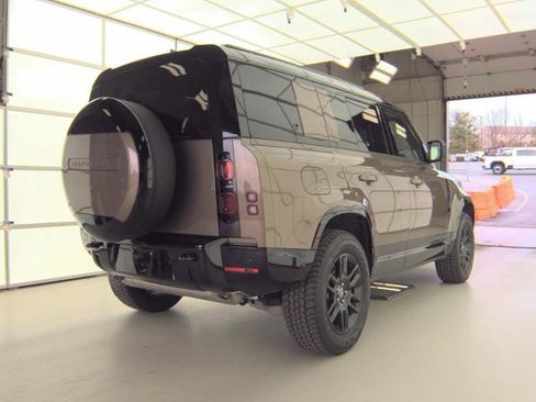 Used 2025 Land Rover Defender 110 X-Dynamic SE image 2