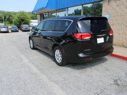 Used 2022 Chrysler Voyager LX FWD image 4