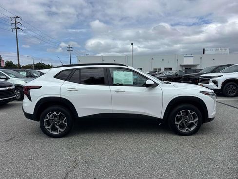 Used 2025 Chevrolet Trax LT FWD image 2