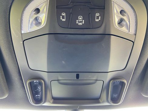 Used 2025 Chrysler Pacifica Limited FWD image 41