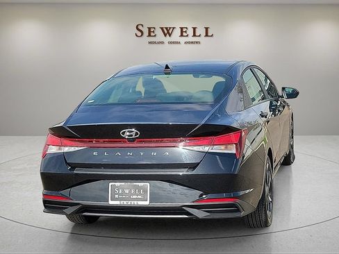 Used 2023 Hyundai Elantra SEL w/ Convenience Package FWD image 5