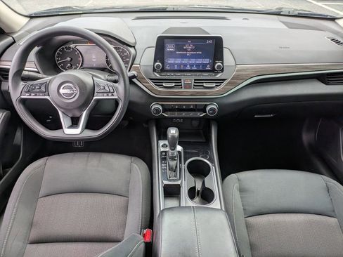 Used 2024 Nissan Altima 2.5 SV FWD image 14