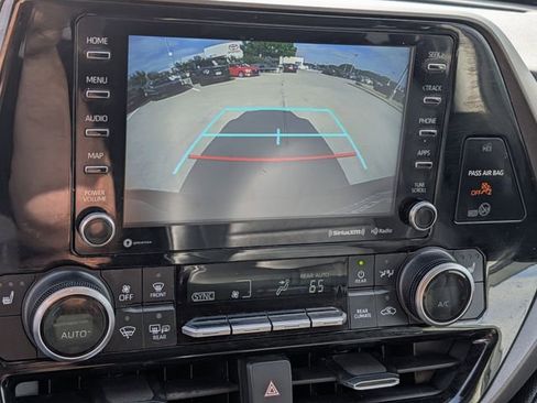 Used 2021 Toyota Highlander XLE image 18