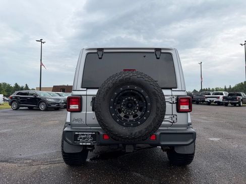 Used 2018 Jeep Wrangler Unlimited Sahara AWD/4WD image 6