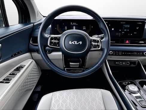 Used 2026 Kia Carnival EX image 5