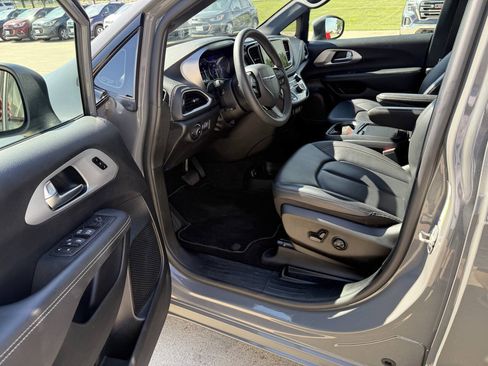 Used 2023 Chrysler Pacifica Touring-L w/ S Appearance Package AWD/4WD image 5