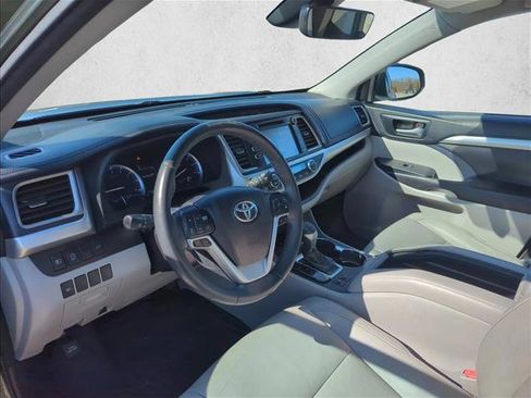Used 2017 Toyota Highlander XLE image 5