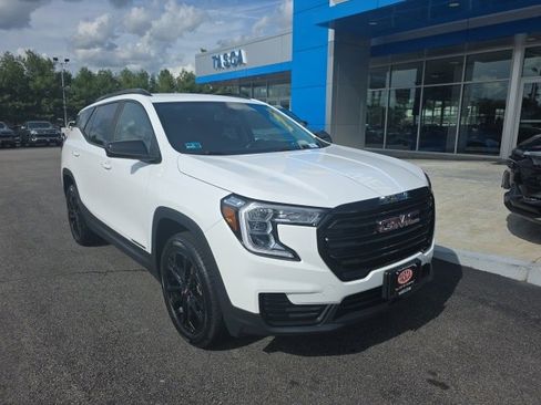 Used 2022 GMC Terrain SLE w/ Driver Convenience Package image 1
