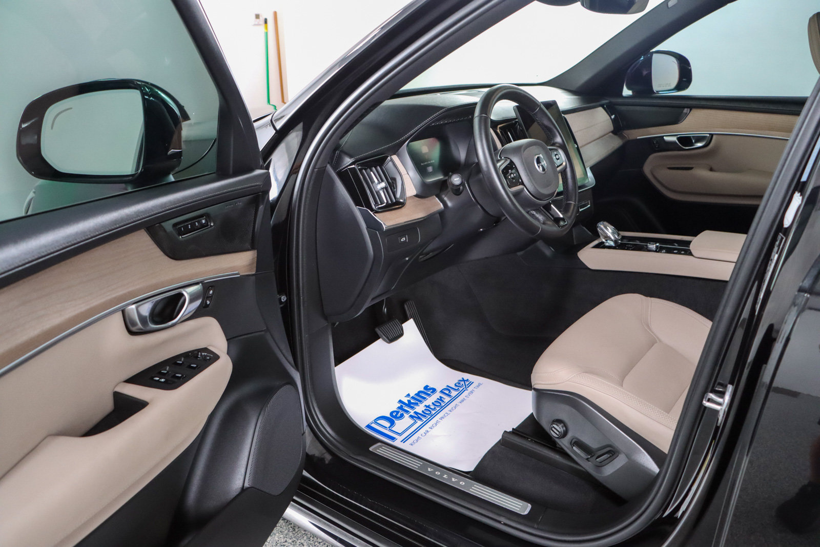 Used 2025 Volvo XC90 B6 Plus AWD/4WD image 3