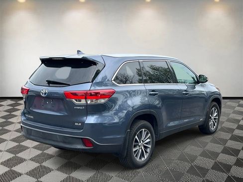 Used 2019 Toyota Highlander XLE image 3