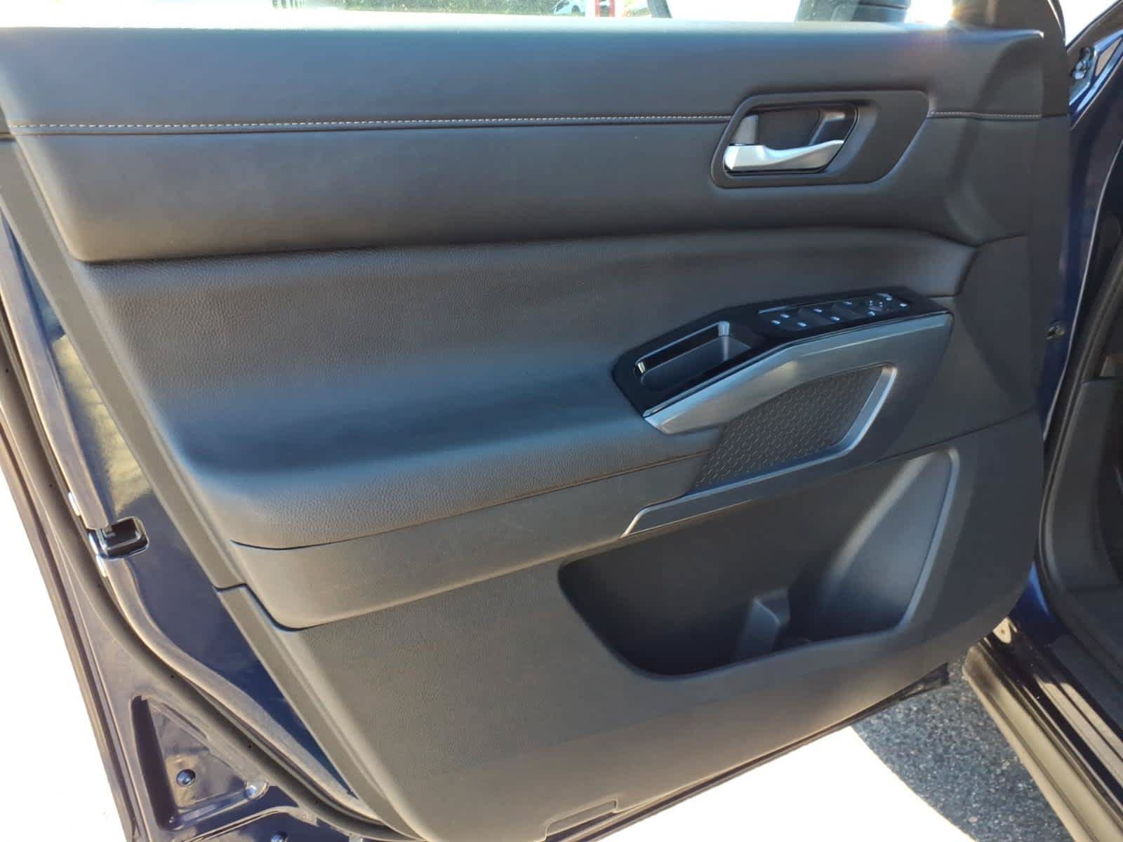 Used 2025 Nissan Pathfinder SL AWD/4WD image 10