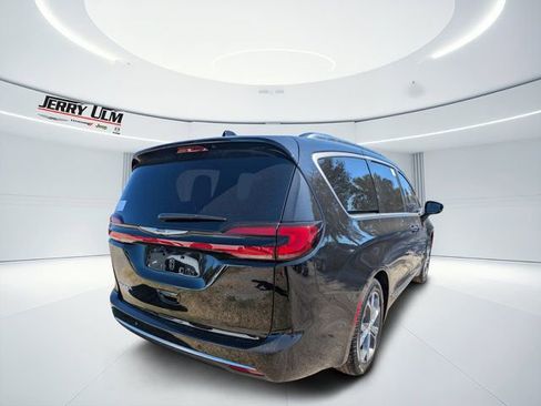 New 2026 Chrysler Pacifica Pinnacle image 3