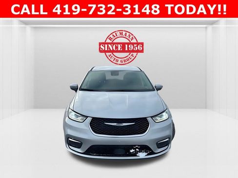 Used 2023 Chrysler Pacifica Touring-L image 2