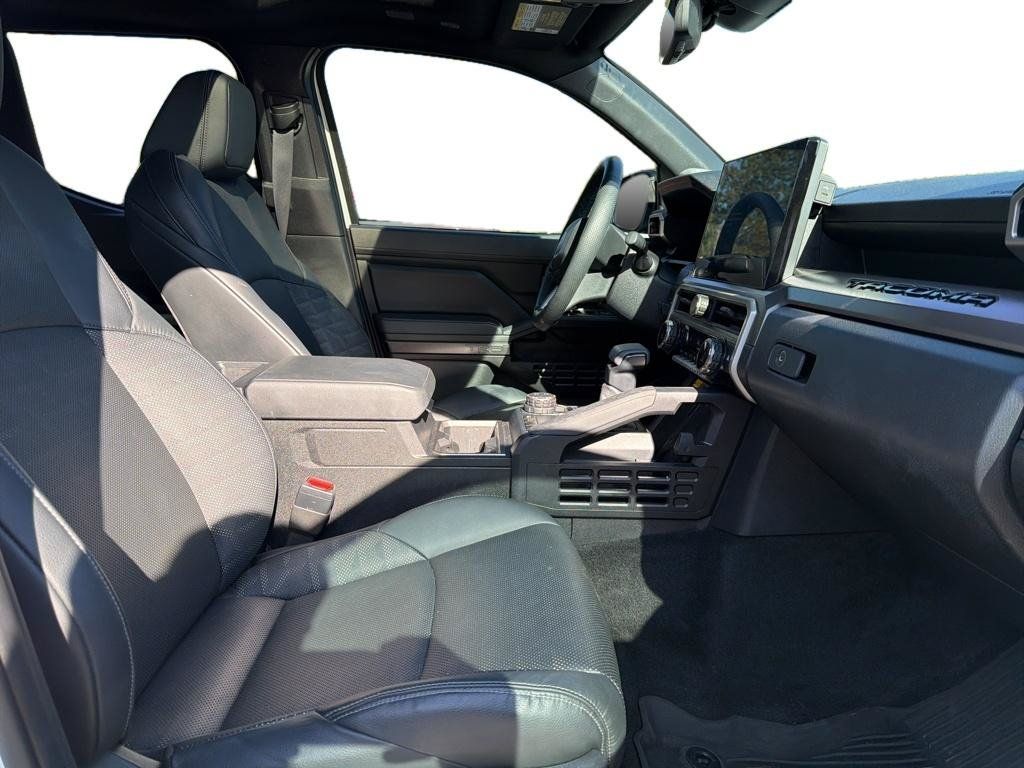 Used 2024 Toyota Tacoma TRD Sport w/ TRD Sport Premium Package AWD/4WD image 5