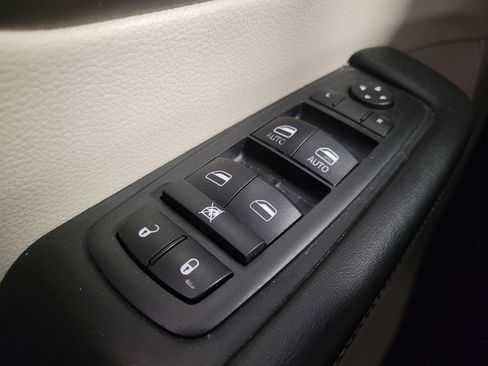 Used 2018 Chrysler Pacifica Touring-L FWD image 27