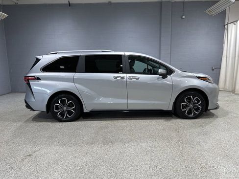 Used 2025 Toyota Sienna Platinum image 2