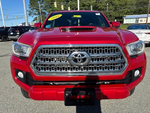 Used 2016 Toyota Tacoma TRD Sport w/ Towing Package AWD/4WD image 9