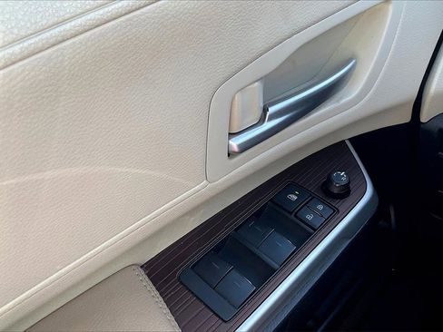 Used 2024 Toyota Sienna XLE image 41