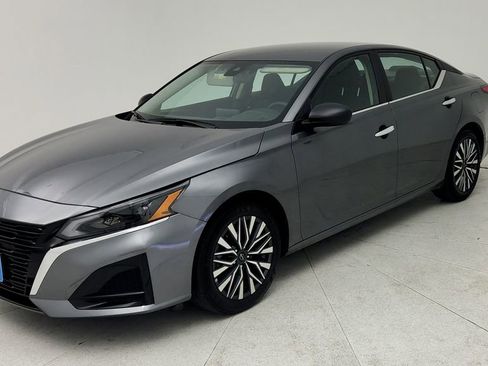 Used 2025 Nissan Altima 2.5 SV image 4