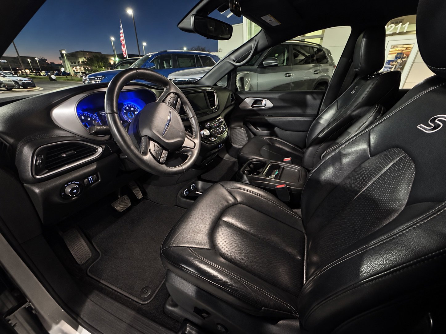 Used 2018 Chrysler Pacifica Touring-L w/ S Appearance Package FWD image 9
