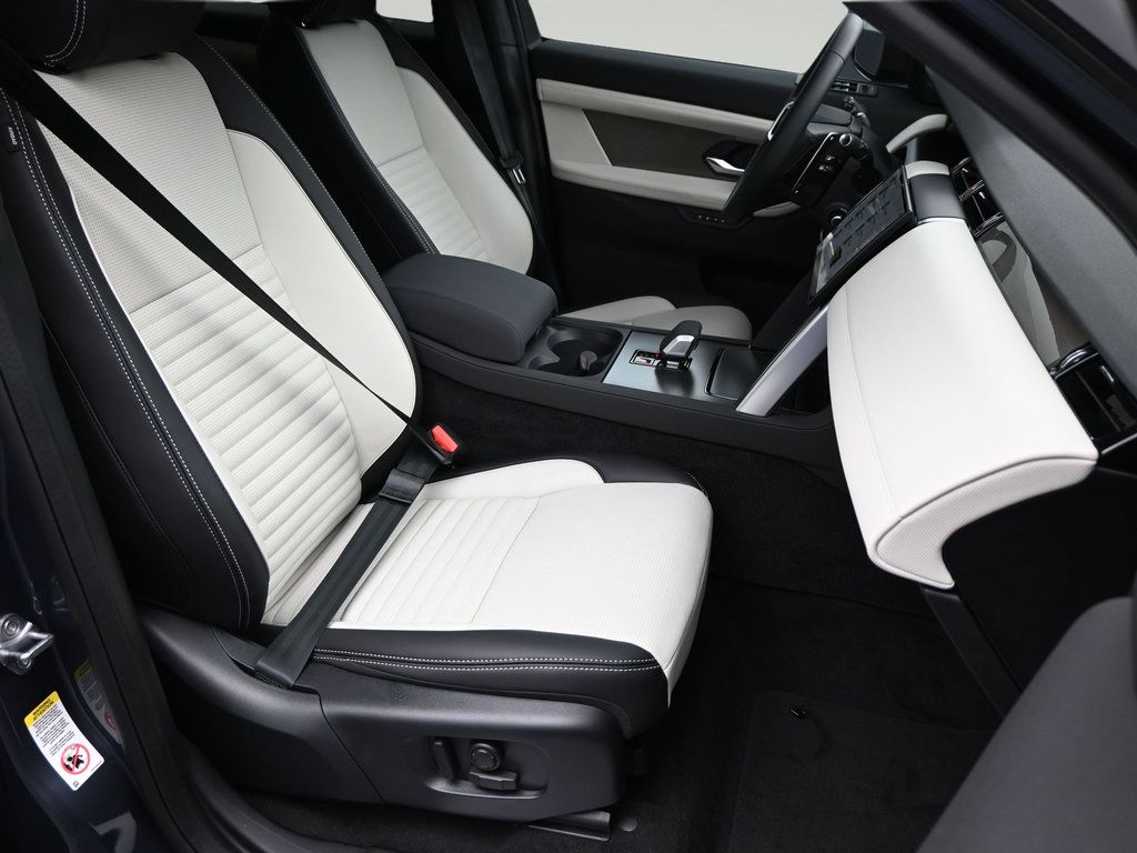 Used 2025 Land Rover Discovery Sport Dynamic SE AWD/4WD image 10
